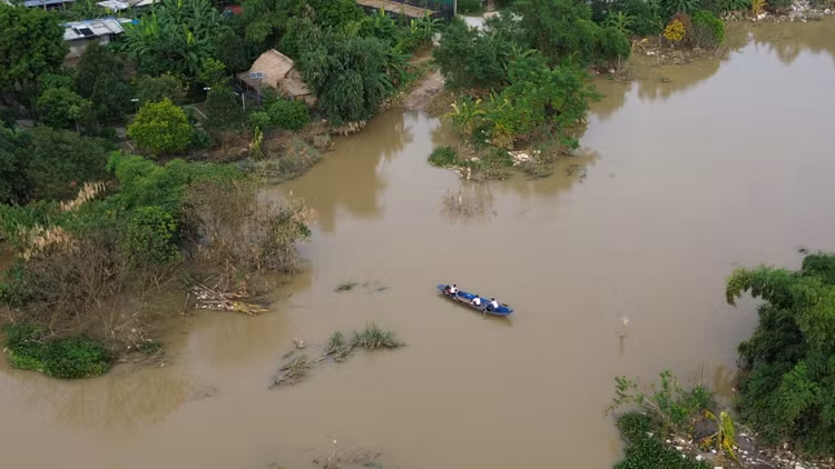 Nước sông Hồng dâng cao làm những bãi bồi ngập khiến sinh hoạt của người dân trong ngõ 76 An Dương bị đảo lộn. Tại những nhánh đường dân sinh kết nối khu vực nội đô với bãi giữa sông Hồng, nước chia cắt lối giao thông. Thậm chí, có nơi nước sâu tới 2 - 3 m. Người dân phải đi làm, học hay buôn bán bằng thuyền.
