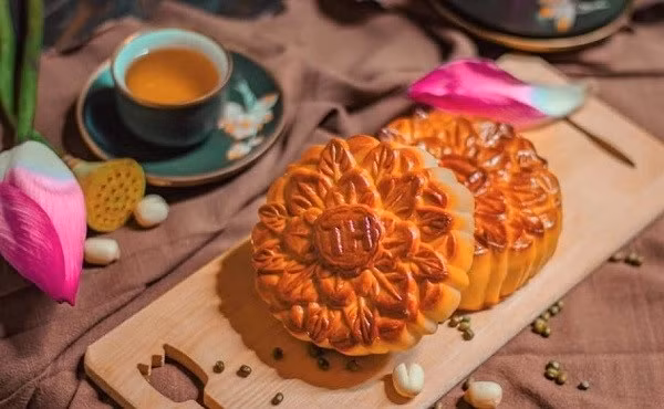 Người tiêu dùng nên chọn lựa các loại bánh trung thu khi được “mắt thấy, tay sờ” để tránh mua phải hàng kém chất lượng, ảnh hưởng đến sức khỏe.