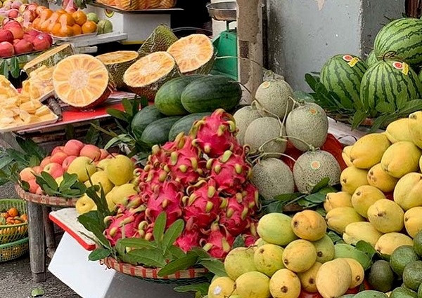 Thanh long và dưa lưới giảm giá. Ảnh minh họa