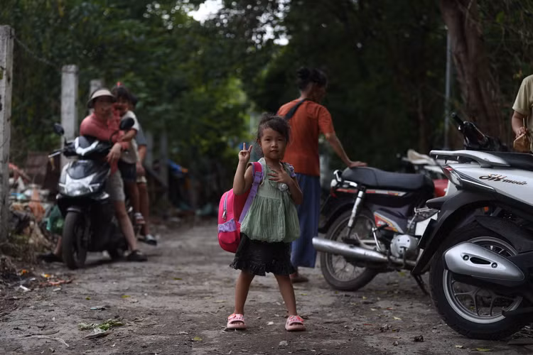 Mỗi gia đình tại khu vực bãi giữa sông Hồng đều gửi xe tại bãi rồi chủ động di chuyển bằng thuyền cá nhân hoặc nhờ hàng xóm.