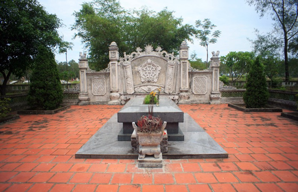 Mộ Đại thi hào Nguyễn Du. Ảnh: Quốc Lê.