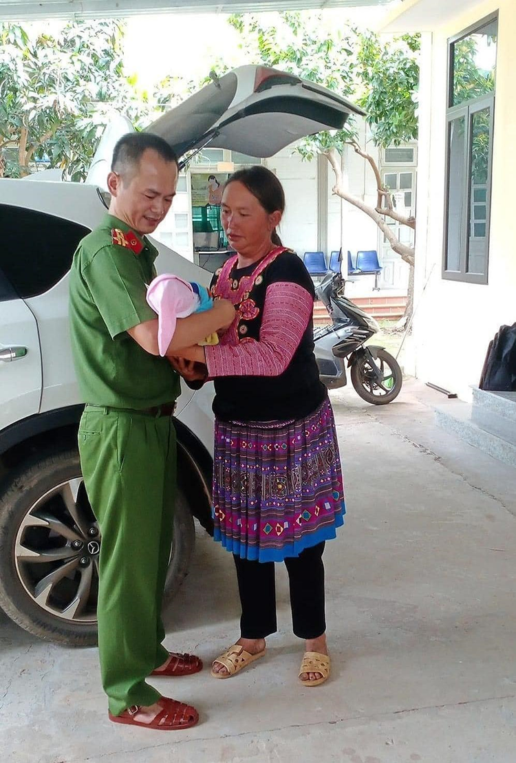 Thượng tá Nguyễn Minh Tú trao đứa trẻ mới sinh cho người nhà sản phụ tại Trạm Y tế xã Chiềng Hặc, sáng 8/7. Ảnh: Công an huyện Yên Châu. Thượng tá Nguyễn Minh Tú trao đứa trẻ mới sinh cho người nhà sản phụ tại Trạm Y tế xã Chiềng Hặc, sáng 8/7. Ảnh: Công an huyện Yên Châu.