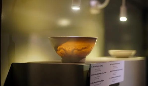 Bảo vật quốc gia "Hai bát sứ ngự dụng Hoàng thành Thăng Long" được giới chuyên gia đánh giá là đẹp và độc đáo nhất từng được tìm thấy ở Việt Nam. Bảo vật quốc gia "Hai bát sứ ngự dụng Hoàng thành Thăng Long" được giới chuyên gia đánh giá là đẹp và độc đáo nhất từng được tìm thấy ở Việt Nam.