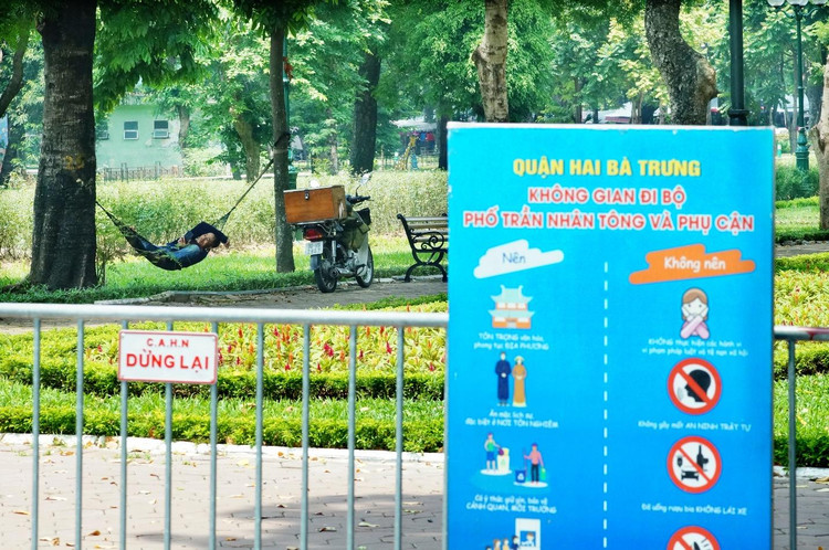 Tranh thủ mắc võng nghỉ trưa ở không gian đi bộ phố Trần Nhân Tông.