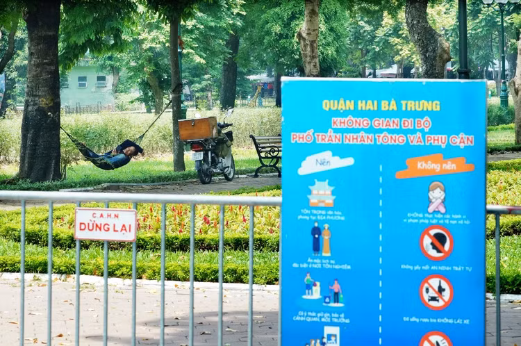 Tranh thủ mắc võng nghỉ trưa ở không gian đi bộ phố Trần Nhân Tông.