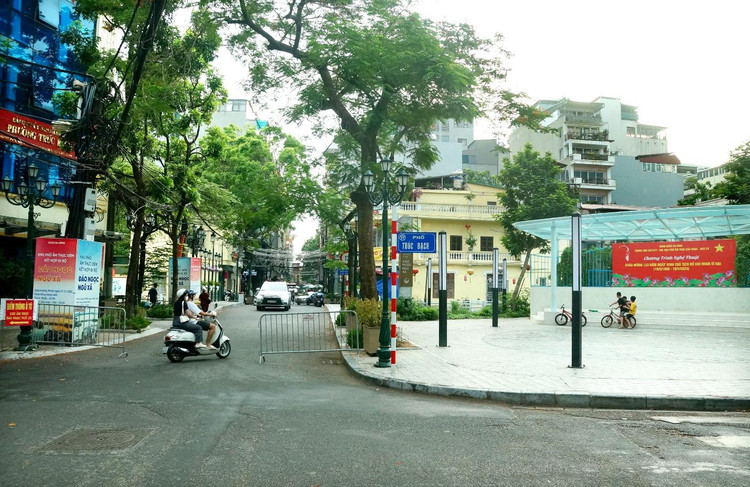 Chiếc banner một chương trình biểu diễn nghệ thuật từ tháng 5 tại khu phố ẩm thực kết hợp đi bộ Đảo Ngọc Ngũ Xã.