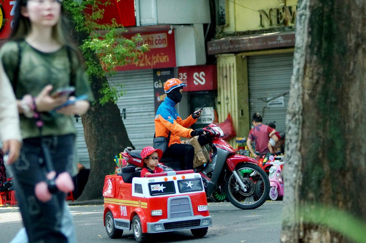 Dù được quản lý rất chặt ở các chốt vào phố đi bộ, tuy nhiên nhiều shipper vẫn phóng xe trên phố Hàng Khay.