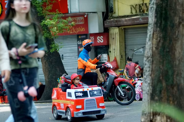 Dù được quản lý rất chặt ở các chốt vào phố đi bộ, tuy nhiên nhiều shipper vẫn phóng xe trên phố Hàng Khay.