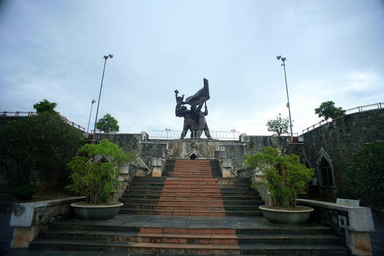 Cứ điểm đồi D1 (Dominique 2), ngày nay là nơi đặt tượng đài Chiến thắng Điện Biên Phủ.