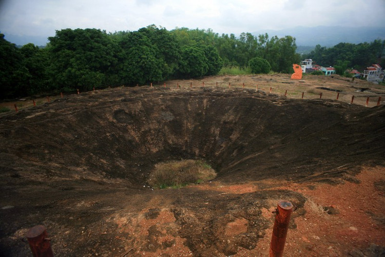 Hố bộc phá trên đồi A1.