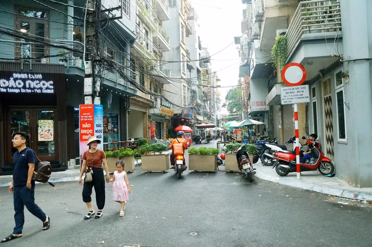 Khu phố ẩm thực đêm kết hợp phố đi bộ Đảo Ngọc - Ngũ Xã vắng vẻ vào 3 ngày cuối tuần.