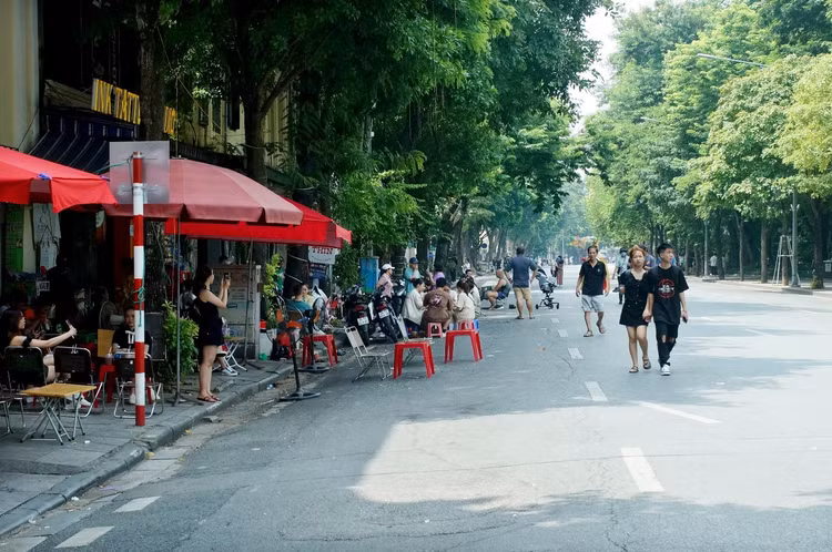 Hàng quán trên phố đi bộ Hồ Gươm kê bàn ghế xuống đường để kinh doanh.