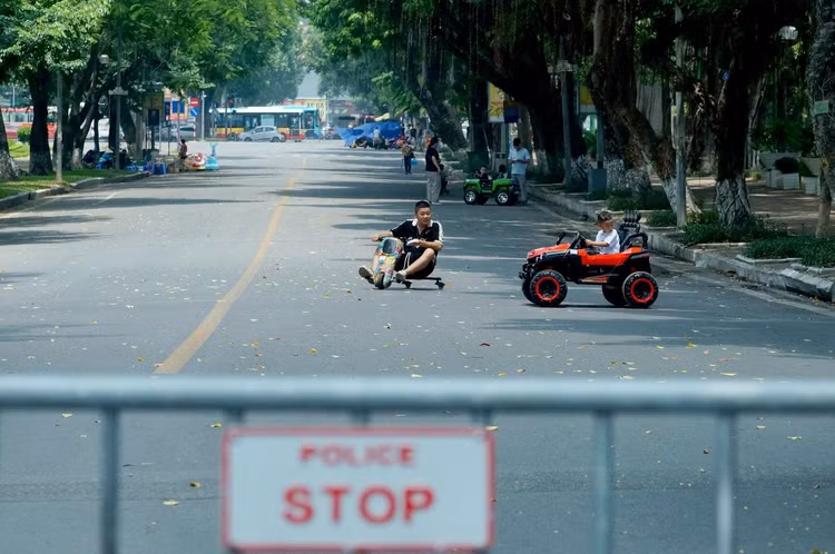 Khu vực phố đi bộ trên phố Trần Nhân Tông thưa vắng.