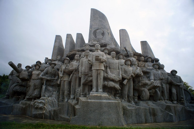 Tượng đài mừng công tại Mường Phăng, nơi đặt Sở chỉ huy chiến dịch Điện Biên Phủ