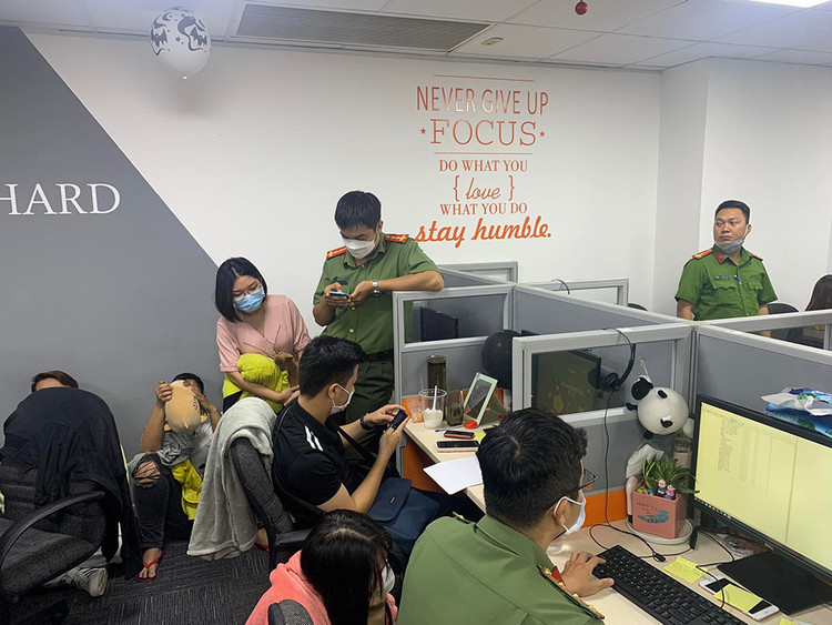 Bat 13 nguoi chuyen cat ghep hinh anh, goi dien vu khong de doi no