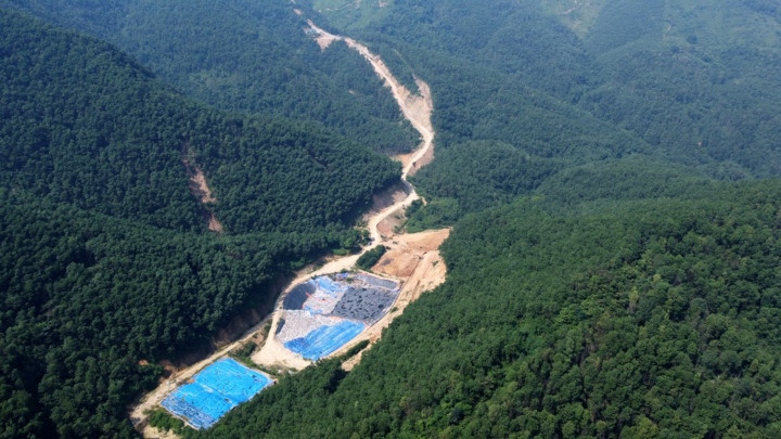 Lam ro vu do hang nghin tan rac giua rung o Hoa Binh