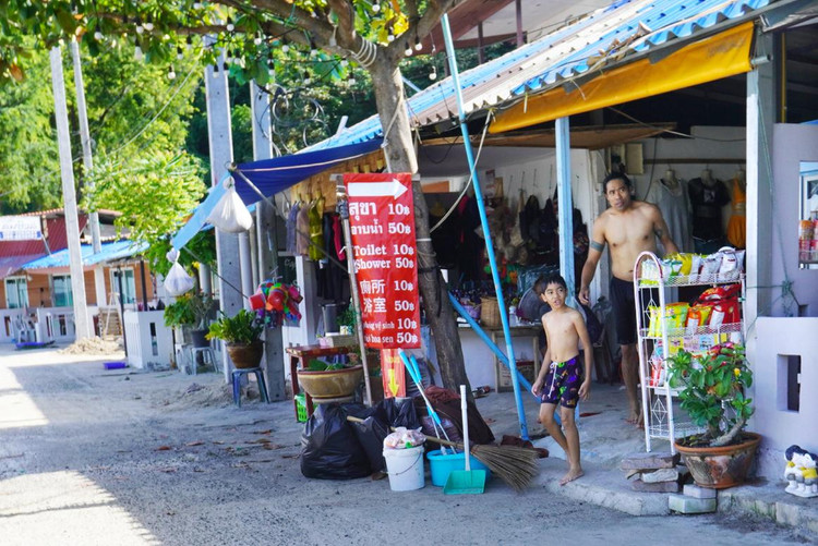 Du khách tắm biển muốn tắm tráng nước ngọt mỗi lần giá 50 Baht, đi vệ sinh giá 10 Baht.