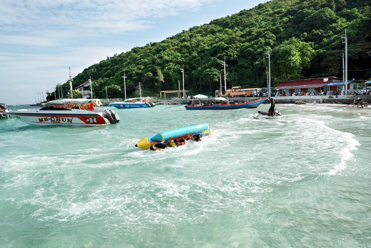 Trên đảo, hàng loạt dịch vụ mang đến trải nghiệm hấp dẫn cho du khách như: thuyền chuối kéo, lặn biển, lướt ván, dù lượn...