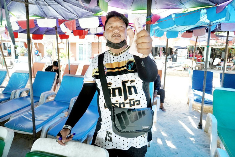 Mỗi chiếc ghế nằm trên bờ biển có giá 100 Baht.