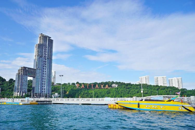 Thành phố biển Pattaya nằm ở phía Đông vịnh Thái Lan.