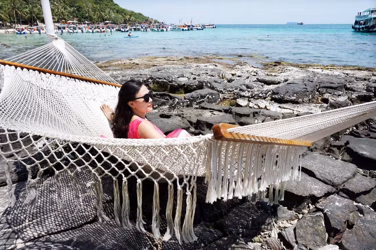 Năm 2019, Phú Quốc cũng 3 lần được trang CNN của Mỹ gọi tên trong các bảng vàng du lịch, và được xướng tên trong danh sách những điểm đến du lịch tốt nhất châu Á năm 2019.