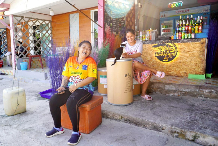 Người dân địa phương nơi đây rất hiếu khách, chị bán hàng cười rất tươi khi được chụp ảnh.