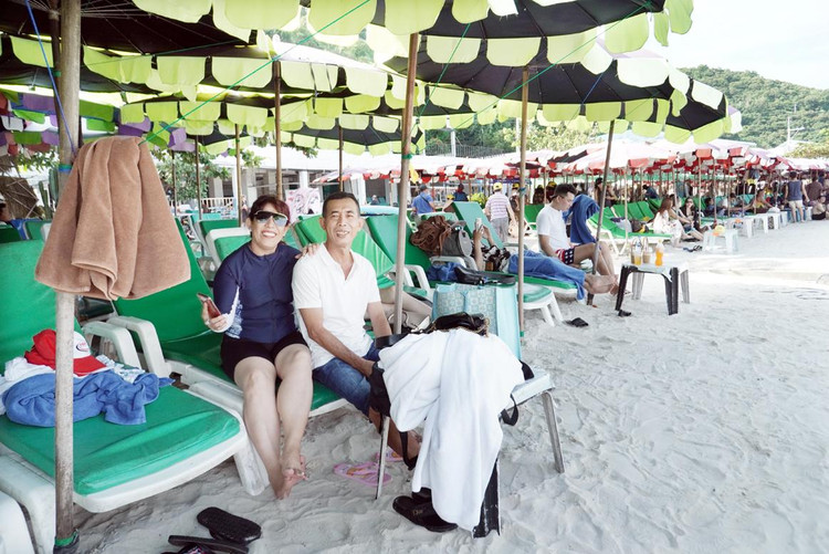 Hai du khách Việt Nam lần đầu tiên đến Thái Lan. Anh chị cho biết, biển ở Thái Lan đẹp, cũng không khác biển ở Việt Nam là mấy.