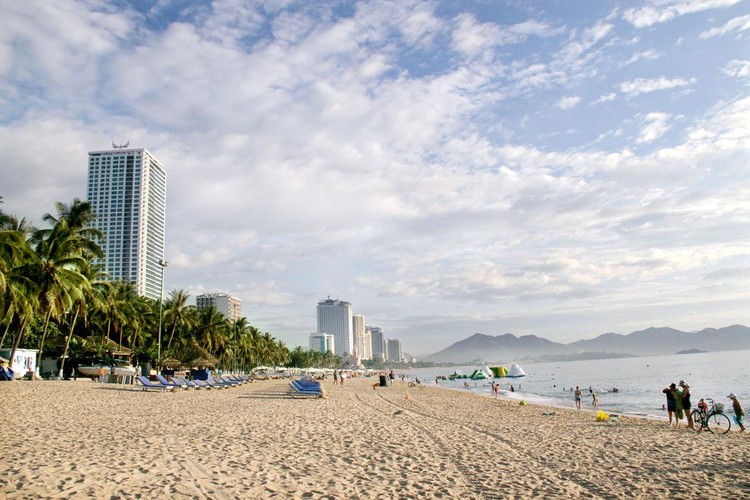 Trong khi đó, cát trắng, nước biển quyện vào nhau trong nắng ấm trên bãi biển Nha Trang, nơi được tạp chí uy tín thế giới National Geographic bình chọn là một trong những điểm đến du lịch quan trọng nhất thế giới.