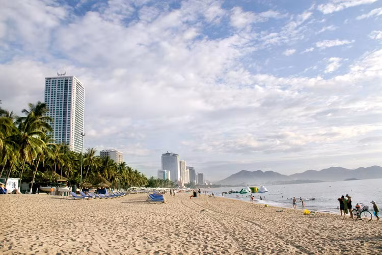 Trong khi đó, cát trắng, nước biển quyện vào nhau trong nắng ấm trên bãi biển Nha Trang, nơi được tạp chí uy tín thế giới National Geographic bình chọn là một trong những điểm đến du lịch quan trọng nhất thế giới.