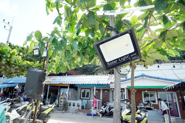 Bóng đèn chạy bằng pin năng lượng mặt trời trên đảo Koh Larn.