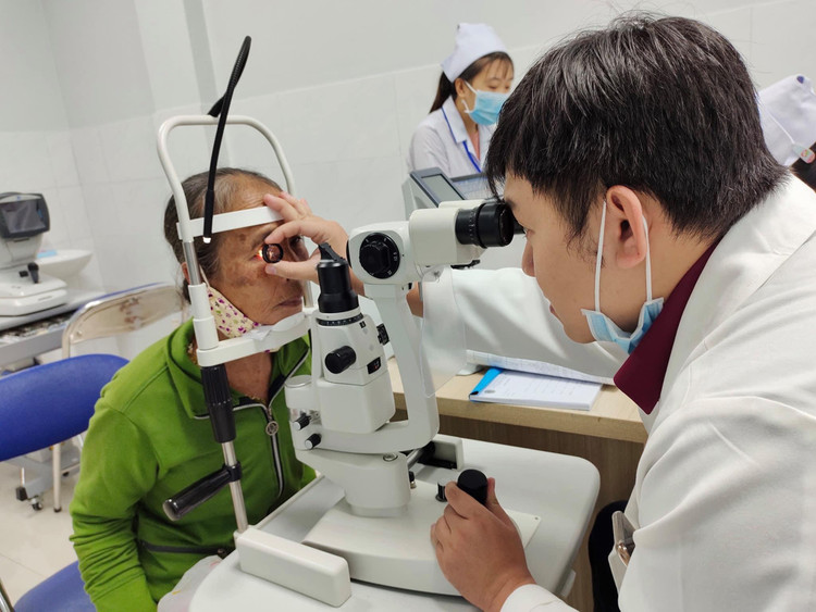 Bác sĩ khám mắt cho người cao tuổi. Bác sĩ khám mắt cho người cao tuổi.