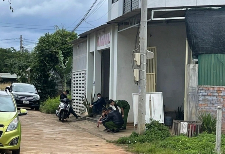 Nhà nghỉ nơi xảy ra vụ án mạng. (Ảnh: T.D).