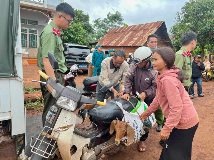 Người dân vui mừng nhận quà từ chương trình.