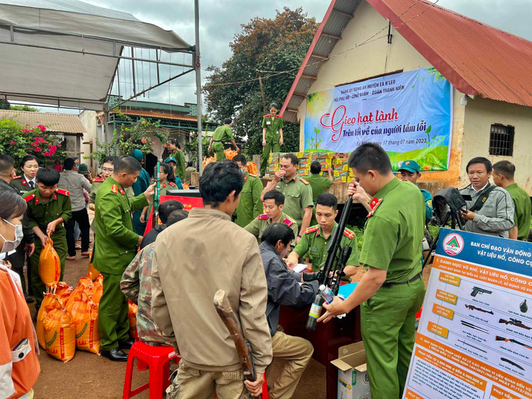 Tại buổi phát động đã thu nhận 35 khẩu súng các loại.