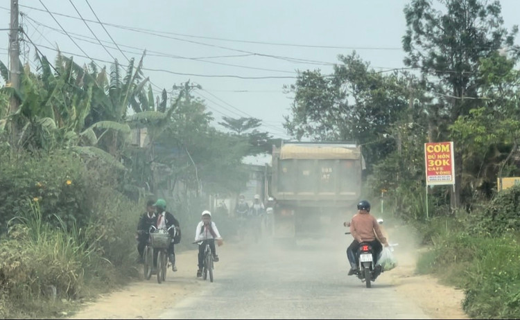 Khói bụi mù mịt mỗi khi xe tải chở đá chạy trên các tuyến đường liên xã.