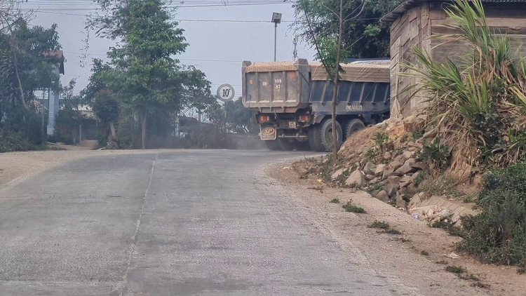 Xe tải chở đá có trọng tải trên 20 tấn chạy qua đường liên xã Ka Đơn, huyện Đơn Dương có bảng giới hạn trọng tải 10 tấn.