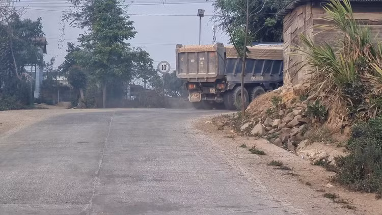 Xe tải chở đá có trọng tải trên 20 tấn chạy qua đường liên xã Ka Đơn, huyện Đơn Dương có bảng giới hạn trọng tải 10 tấn. Xe tải chở đá có trọng tải trên 20 tấn chạy qua đường liên xã Ka Đơn, huyện Đơn Dương có bảng giới hạn trọng tải 10 tấn.
