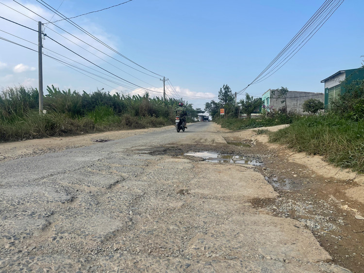 Đường bê tông liên xã bong tróc, xuất hiện nhiều ổ gà, ổ voi vì phải gồng mình gánh chịu từng đoàn xe tải nặng lưu thông hàng ngày.
