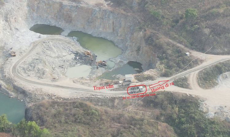 Hầu hết xe tải chở đá di chuyển qua đường mòn kế bên trạm cân rồi đi ra khu vực chế biến đá thành phẩm.