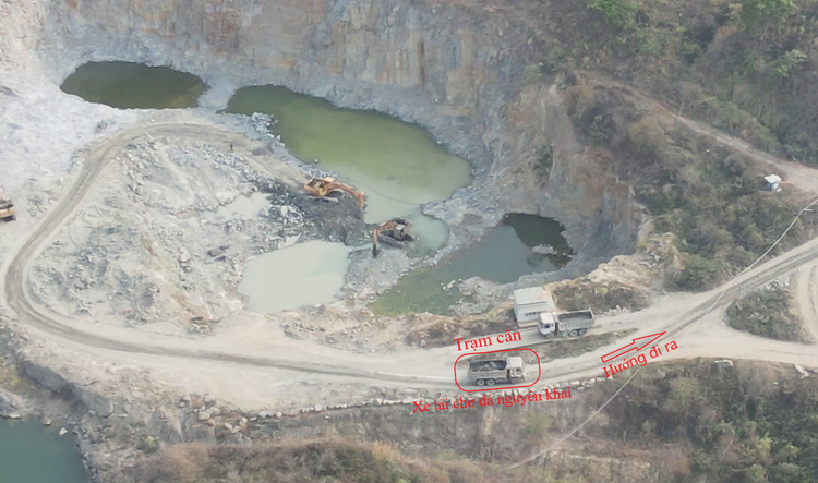 Xe tải chở đá di chuyển qua đường mòn kế bên trạm cân rồi đi ra khu vực chế biến đá thành phẩm.