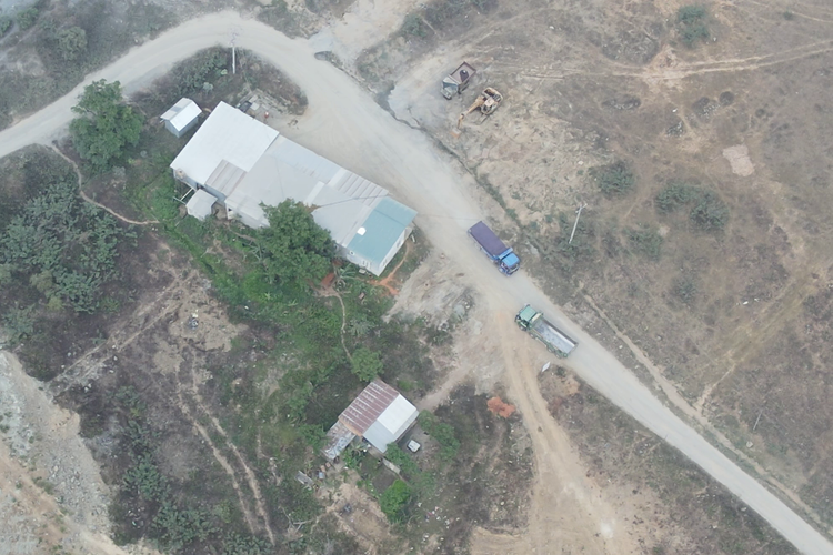 Các xe tải chở đá ra từ mỏ đá của Công ty Việt Tân không qua bất kỳ trạm cân tải trọng nào.