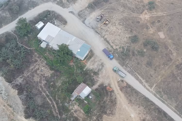 Các xe tải chở đá ra từ mỏ đá của Công ty Việt Tân không qua bất kỳ trạm cân tải trọng nào. Các xe tải chở đá ra từ mỏ đá của Công ty Việt Tân không qua bất kỳ trạm cân tải trọng nào.