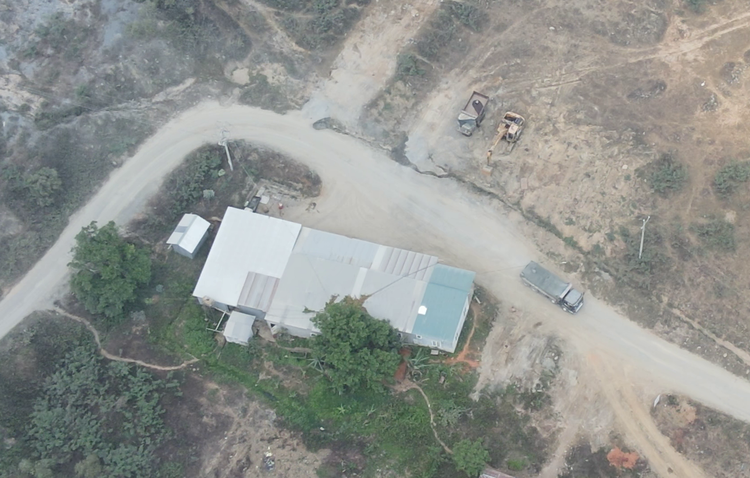 Xe tải chở đá ra từ mỏ đá của Công ty Việt Tân không qua bất kỳ trạm cân tải trọng nào.