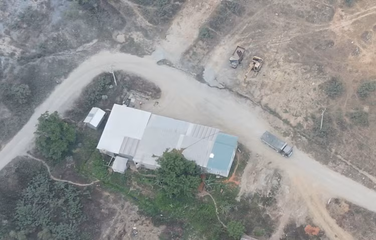 Xe tải chở đá ra từ mỏ đá của Công ty Việt Tân không qua bất kỳ trạm cân tải trọng nào. Xe tải chở đá ra từ mỏ đá của Công ty Việt Tân không qua bất kỳ trạm cân tải trọng nào.