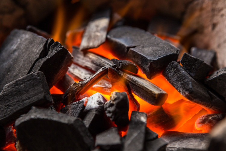 Rét đậm, khuyến cáo người dân không dùng bếp than sưởi ấm trong phòng kín ảnh 1