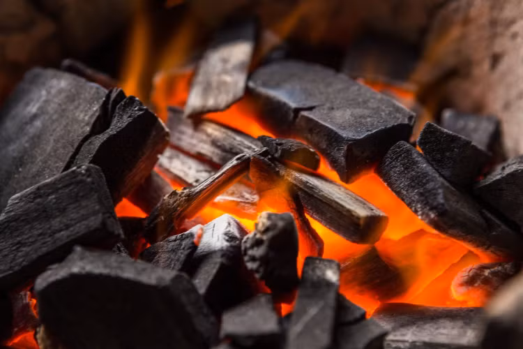 Rét đậm, khuyến cáo người dân không dùng bếp than sưởi ấm trong phòng kín ảnh 1