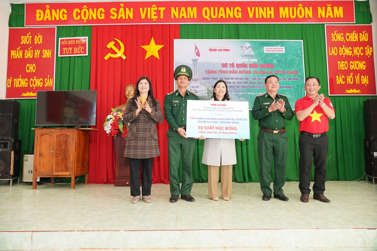 Chương trình &quot;Học bổng hỗ trợ học sinh - sinh viên dân tộc thiểu số, học sinh nghèo&quot; tặng 50 suất học bổng cho con chiến sĩ và đồng bào dân tộc thiểu số huyện Tuy Đức.