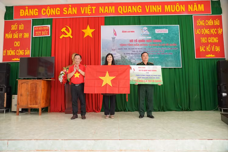 Chương trình "Cờ Tổ quốc biên cương" trao tặng tỉnh Đắk Nông 10.000 lá cờ Tổ quốc.