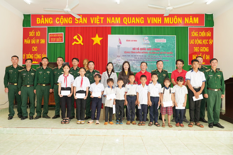 Chương trình &quot;Học bổng hỗ trợ học sinh - sinh viên dân tộc thiểu số, học sinh nghèo&quot; tặng 50 suất học bổng cho con chiến sĩ và đồng bào dân tộc thiểu số huyện Tuy Đức.