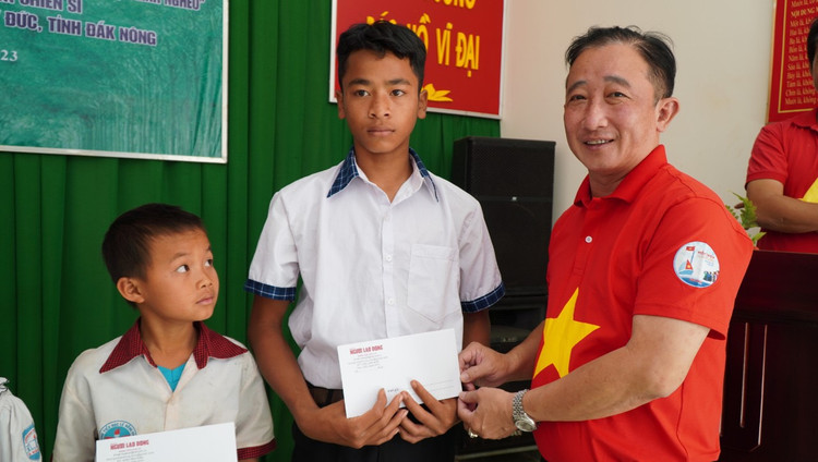 Ông Bùi Thanh Liêm, Phó tổng Biên tập Báo Người Lao Động tặng 50 suất học bổng cho con chiến sĩ và đồng bào dân tộc thiểu số huyện Tuy Đức.